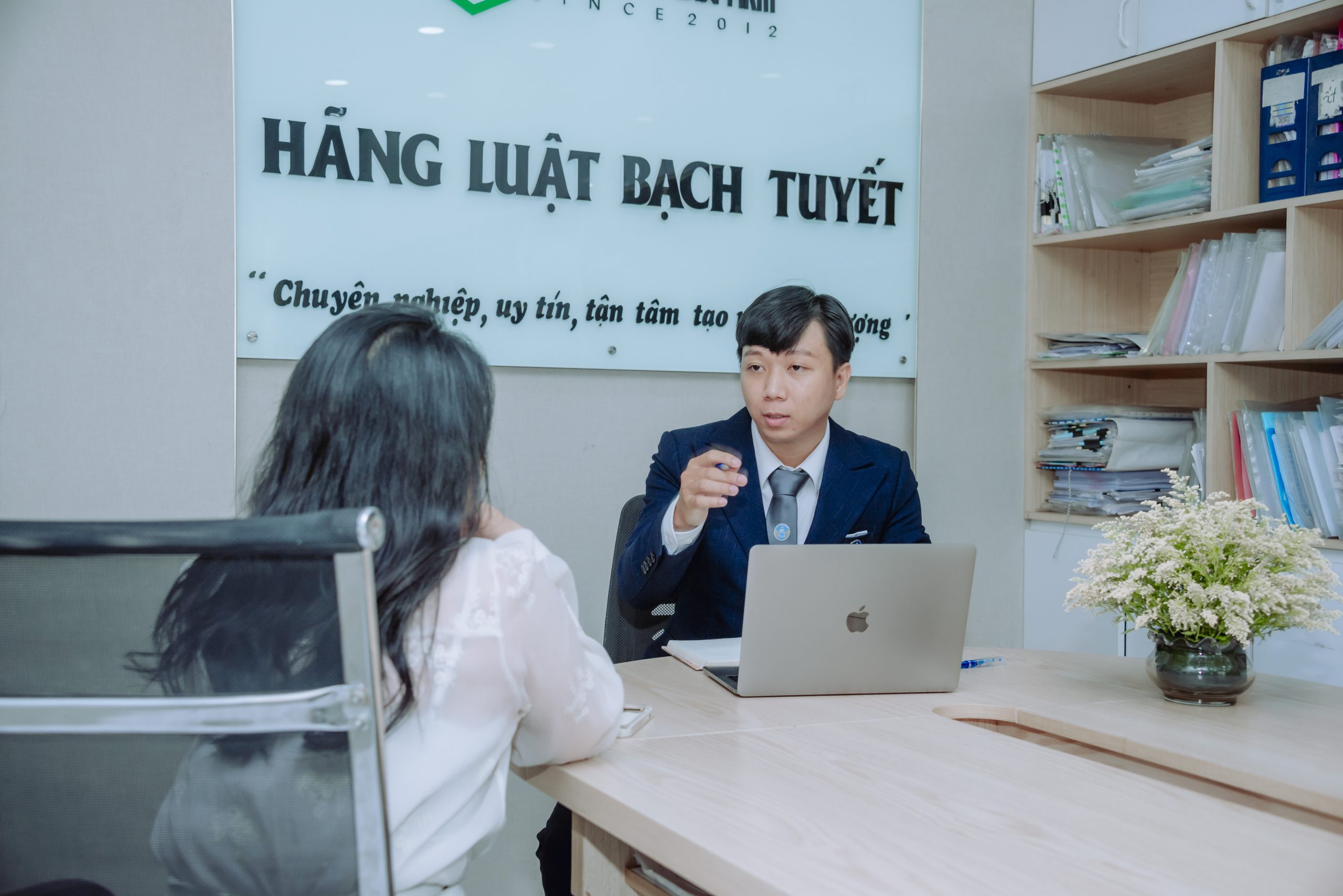 HỢP ĐỒNG ĐẶT CỌC BỊ "TREO" TẠI TỔ CHỨC HÀNH NGHỀ CÔNG CHỨNG THÌ GIẢI QUYẾT NHƯ THẾ NÀO? 2 Hợp đồng đặt cọc bị treo tại tổ chức hành nghề công chứng thì giải quyết thế nào.