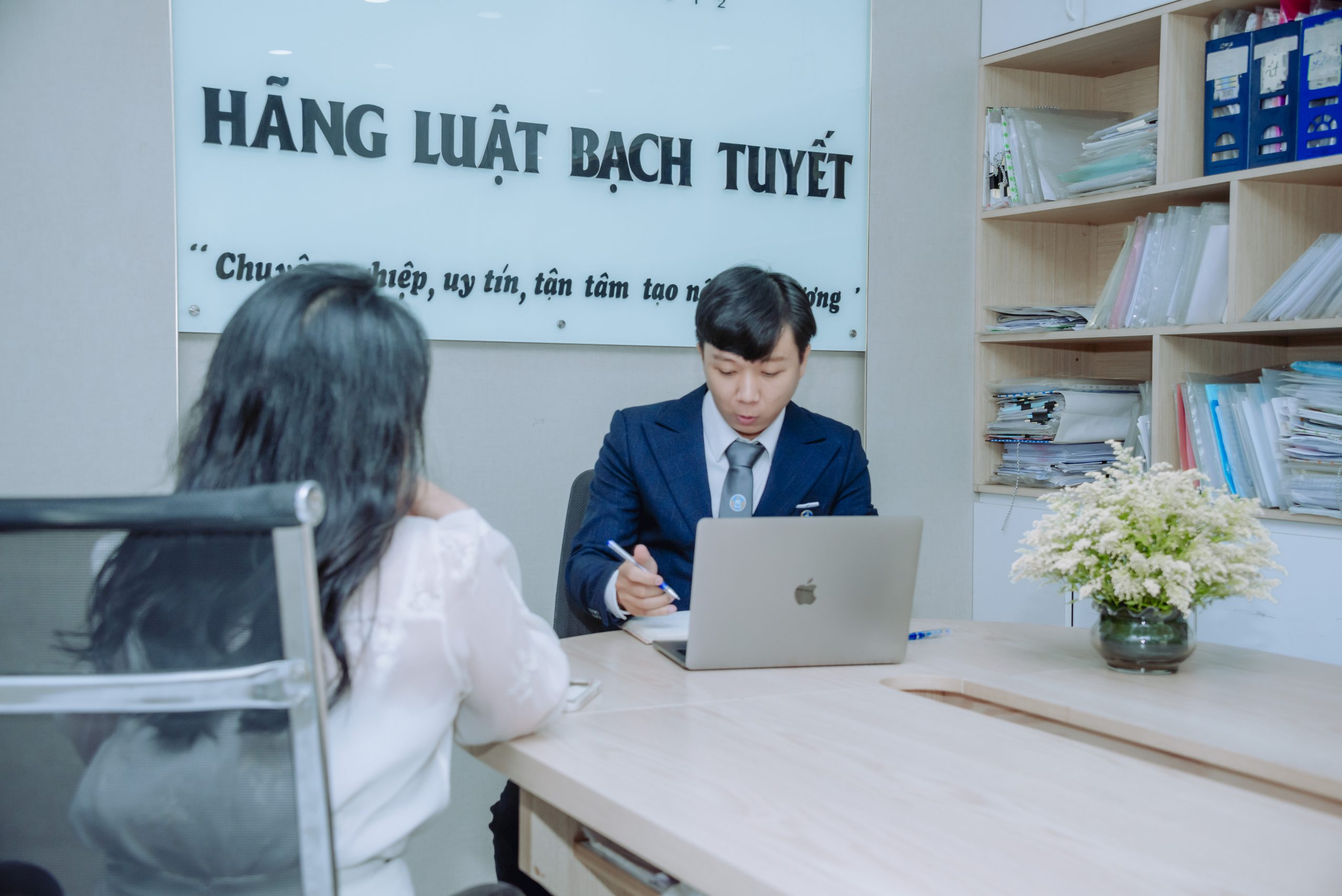 Hãng Luật Bạch Tuyết